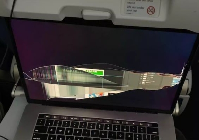 기내서 등받이 갑자기 젖혀 노트북 박살…"9만원 보상 제안, 경고문도 없어" 美서 논란