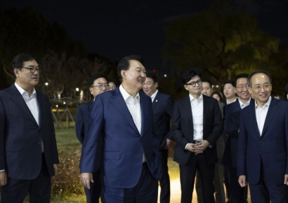 尹 "여소야대 상황서 고생 많다"…與지도부와 90분 만찬회동(종합2보)