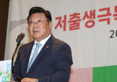 "황금티켓 증후군이 저출생의 원인…청년 사회진출 앞당겨야"