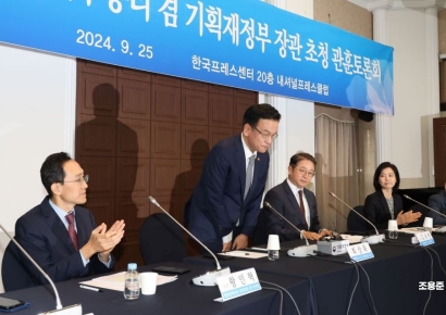 [포토] 인사하는 최상목 경제부총리