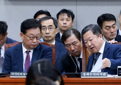 [포토] 실무자와 대화하는 박춘섭 경제수석