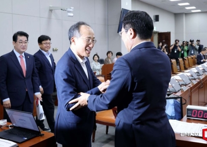 [포토] 인사 나누는 추경호-박찬대