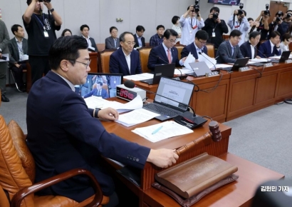 [포토] 의사봉 두드리는 박찬대 위원장