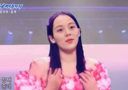 짧은 치마 입고 "줄게 다 줄게"…노래하며 춤추는 '북한 김여정'