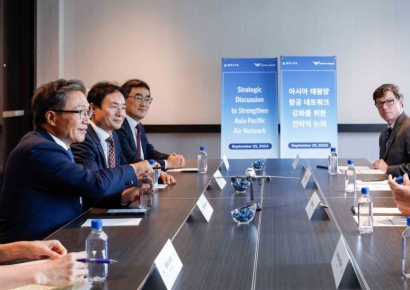 [포토] 의견 나누는 이학재 사장-바스티안 델타항공 회장