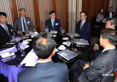 [포토] KFS포럼에 참석 대화하는 최상목 부총리