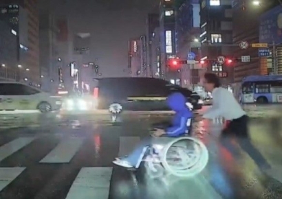 "번개맨 기사님 감사합니다"…폭우 뚫고 휠체어 시민 도운 버스기사