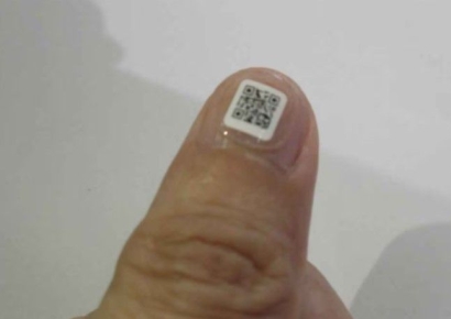 손톱 위 스티커만 붙이면…치매노인 집찾아 삼만리 끝