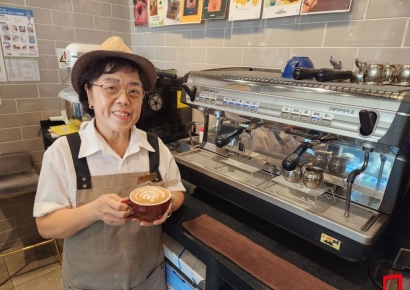 [인터뷰]튤립으로 그려낸 라떼아트…시니어 바리스타의 유쾌한 인생2막