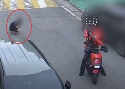 피하는 오토바이 쪽으로 가더니 '털썩'…60대 여성 보험사기 덜미 