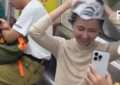 하얀 거품 만지며 환한 미소…경찰도 비웃은 지하철 샴푸녀