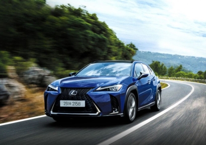 "성능·효율 둘다 잡았다" 새 하이브리드 품은 렉서스 UX300h