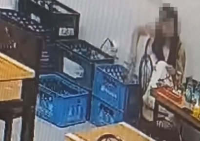 담배 피우고 온다더니…10만원 식당 먹튀에 소주 4병 훔쳐간 여성들