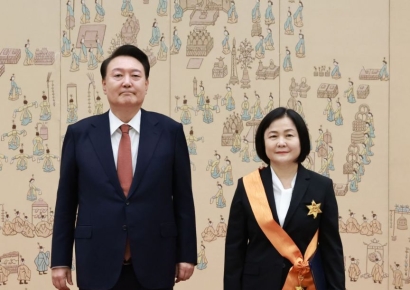 尹, 이은애 전 헌법재판관에 훈장…김복형 신임 재판관 임명장 수여