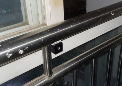 "소름, 불안"…아파트 복도서 발견된 소형카메라, 경찰 수사 중