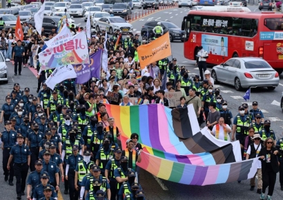 '헌법 기본권' 논쟁 대구퀴어문화축제, 1시간 대치 끝 지연 개최 