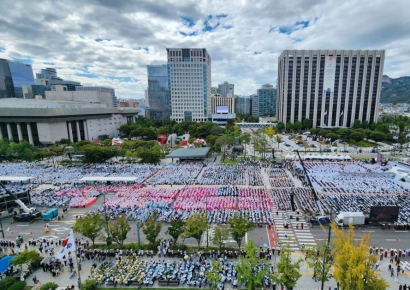 싱잉볼 울리고 대형 LED서 모래 뚝뚝 떨어지자…2만5000명 명상 '진풍경'