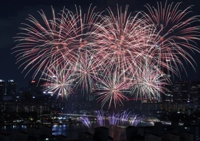 "불꽃 보이면 30만원"…'명당' 아파트·주차권 대여에 줄서기 알바도 기승