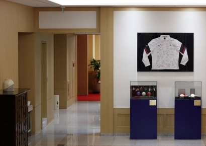 尹, 패럴림픽 선수단에게 받은 '보치아 선수복' 집무실 전시 