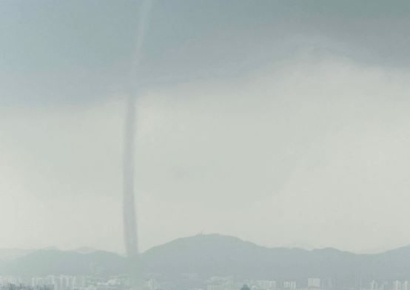 "바다에 저게 뭐야"…처음 나타난 거대 물기둥에 난리난 홍콩 