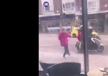 "어딜 가려고"…한손으로 오토바이 절도범 내동댕이친 영국 여성