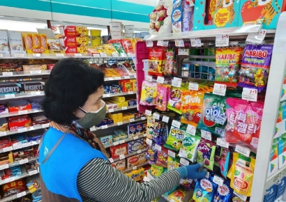 고물가에 편의점서 식사 해결 50∼60대 시니어들…2년새 매출 증가