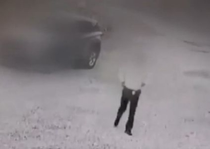 "여성 민원인 앞에서 바지 내린 양양군수, 사퇴 하고 수사 받아라"