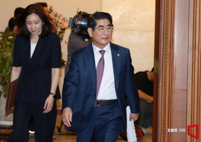 [포토] 김용현 국방장관, 국무회의 참석