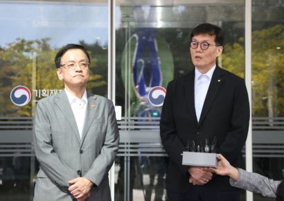 기재부 첫 방문 한은 총재…10월 금리 인하 즉답 피해 
