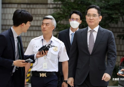 [포토] 이재용 회장, 항소심 첫 공판 출석