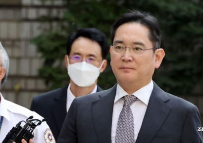 檢, ‘이재용 불법 승계 의혹’ 공소장 변경…‘증거 수집 위법성’ 공방