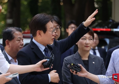 [포토] 손들어 보이는 이재명 대표