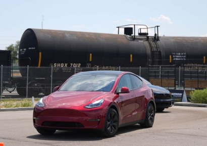 투자 줄고 감원에 공장 폐쇄까지…흔들리는 '전기차'