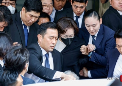 [포토] 경호원에 둘러 싸여 법정 나서는 박희영 용산구청장