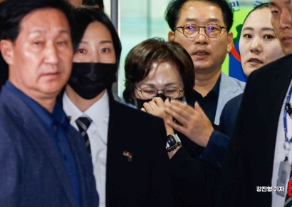 [포토] 얼굴 가리고 법정 나서는 박희영 용산구청장