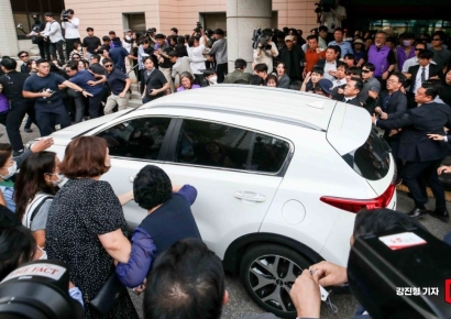 [포토] 박희영 용산구청장에 항의하는 이태원 참사 유가족