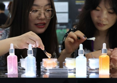 [특징주]화장품株, 수출 100억달러 돌파에 강세