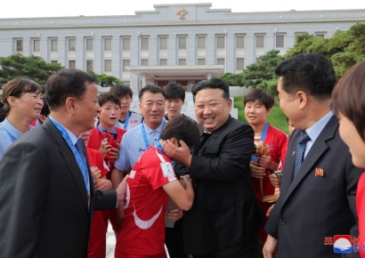 김정은, 북한 U-20 여자축구팀 만나 "고무적 경사"