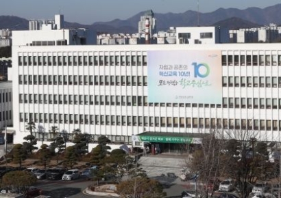 '봉하마을 절벽' 출제 논란 교사, 결국 사직원 제출