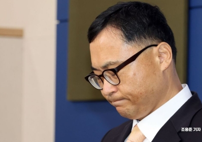 [포토] 굳은표정 짓는 최현준 감사관