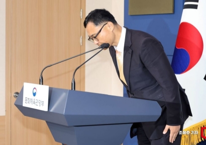 [포토] 축구협회 감사 브리핑 앞서 인사하는 최현준 감사관