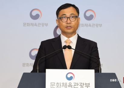 [포토] 취재진 질문에 답하는 최현준 감사관