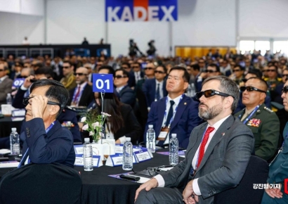 [포토] 3D 영상 관람하는 KADEX 2024 개막식 참석자들