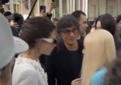 "이거 진짜 네 머리야?"…제니 금발 만진 할리우드 배우, 인종차별 논란