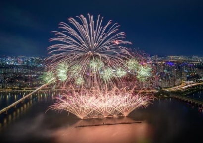 올해 처음 돈 받는 여의도 불꽃축제 명당…암표값 20만원 넘어가