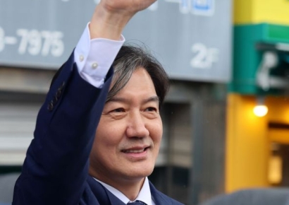 조국 "목에 칼 들어와도 尹과 손잡지 않을것"…야권 분열 우려 일축