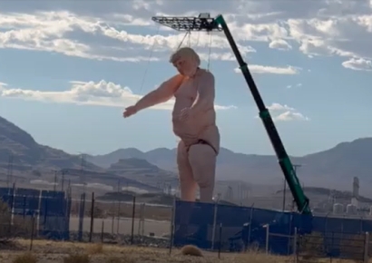 고속도로 한복판에 '트럼프 나체상'…"당선되면 만든 사람 감옥행" 비판도