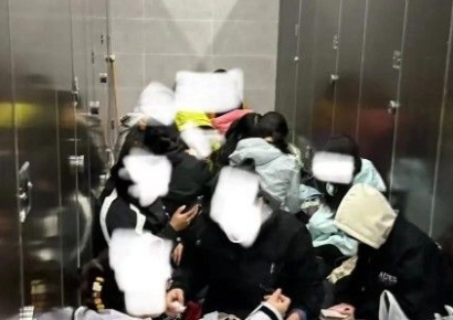 "방값 아끼자"…中 관광지 여자화장실에 수십명 '북적북적'