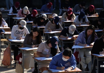 [포토] 받아쓰기 실력 겨루는 참가자들