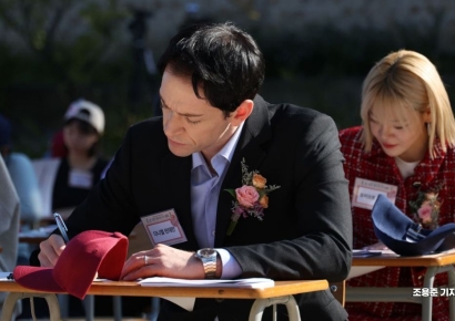 [포토] 신중하게 답안지 작성하는 다니엘과 사오리